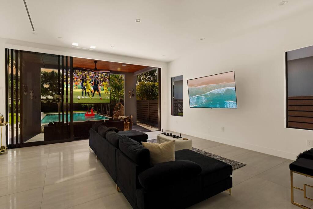 Modern W/ Amenities & Salt Water Pool * Miami