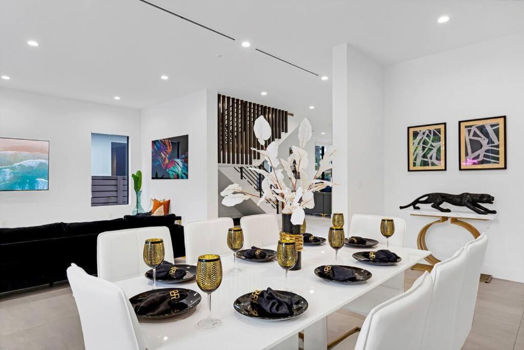 Villa Modern W/ Amenities & Salt Water Pool *