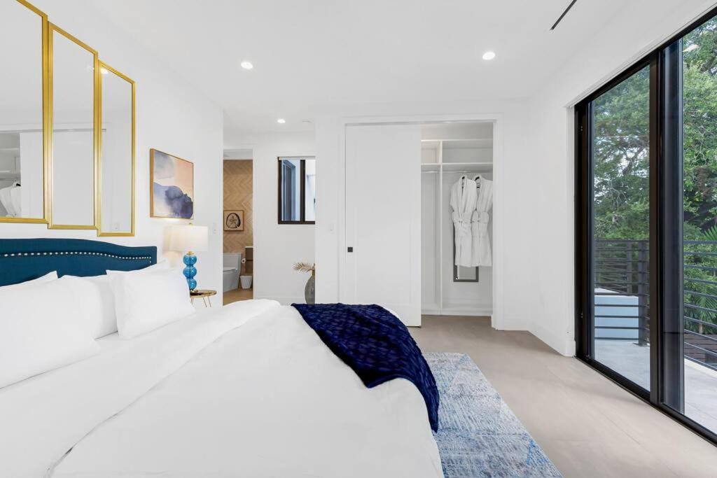 Villa Modern W/ Amenities & Salt Water Pool