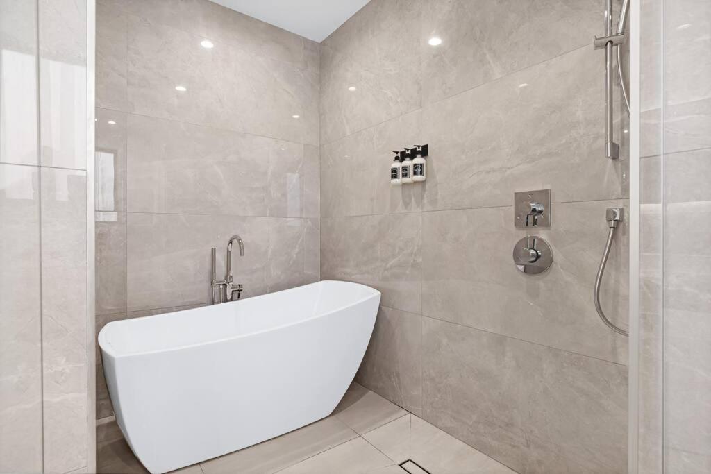 Modern W/ Amenities & Salt Water Pool Villa *