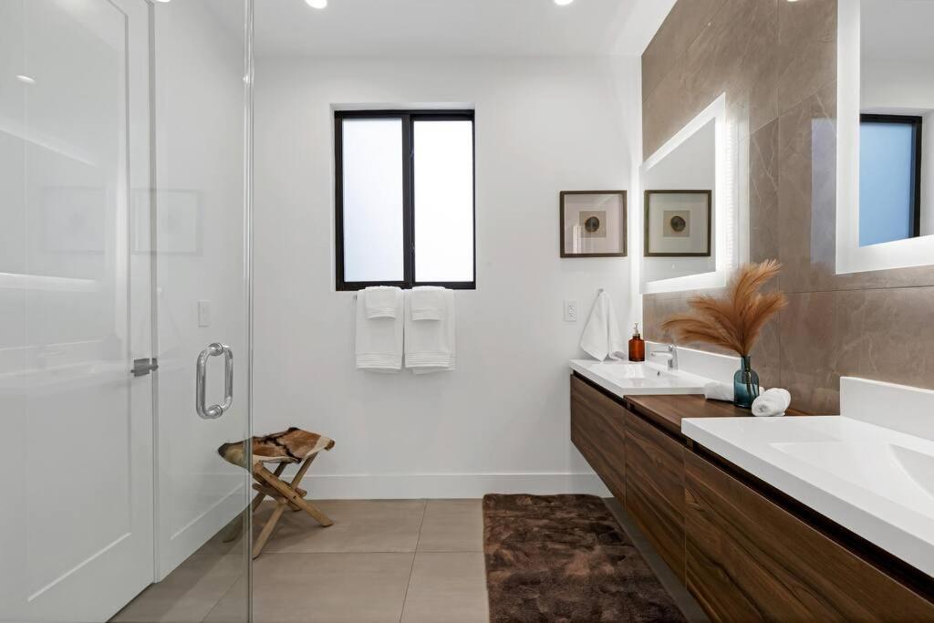 Modern W/ Amenities & Salt Water Pool Villa Miami