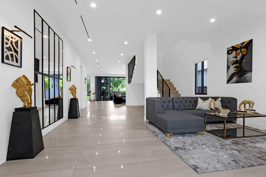 Modern W/ Amenities & Salt Water Pool Villa