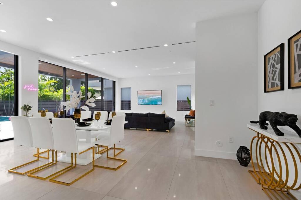 Modern W/ Amenities & Salt Water Pool Miami
