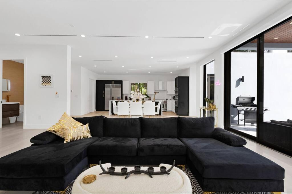 Villa Modern W/ Amenities & Salt Water Pool