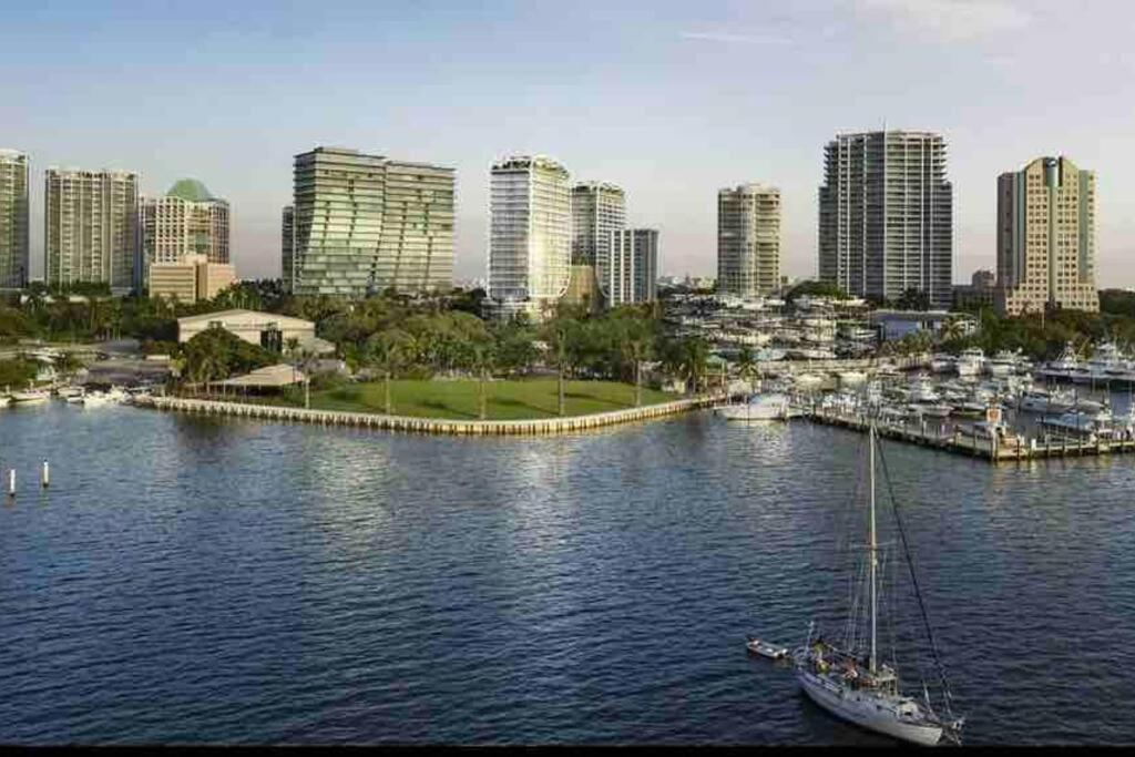 Spacious Tropical Oasis - 1/2 Acre In Heart Of Mia