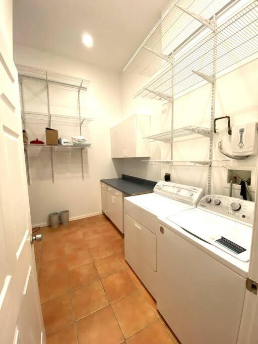 Spacious Tropical Oasis - 1/2 Acre In Heart Of Mia Holiday home *