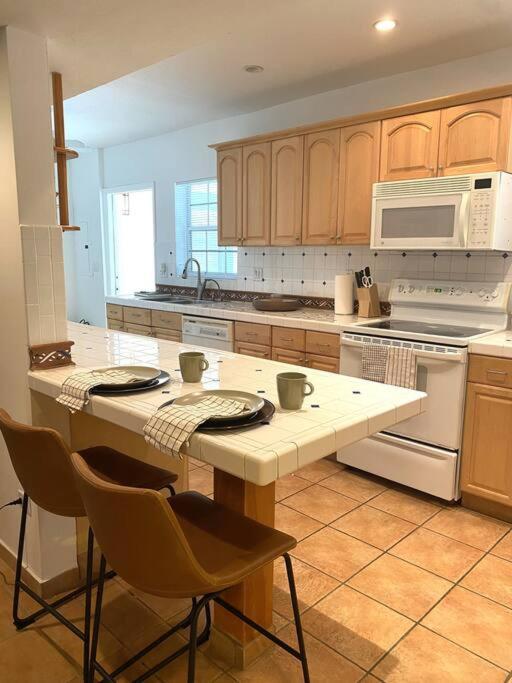 Spacious Tropical Oasis - 1/2 Acre In Heart Of Mia * Miami
