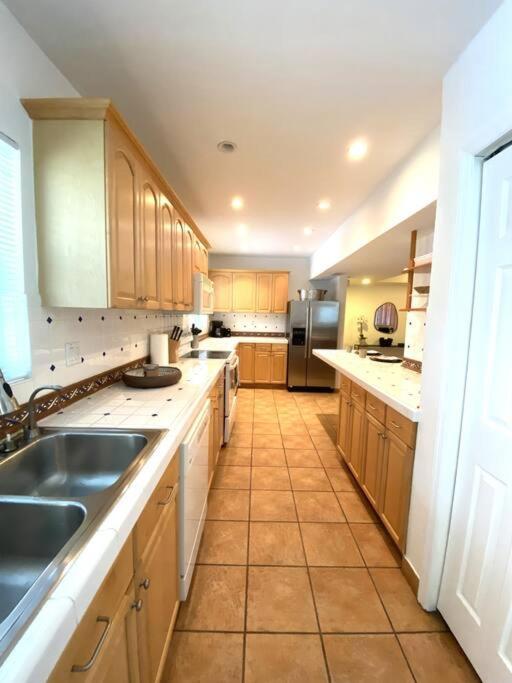 Spacious Tropical Oasis - 1/2 Acre In Heart Of Mia Holiday home