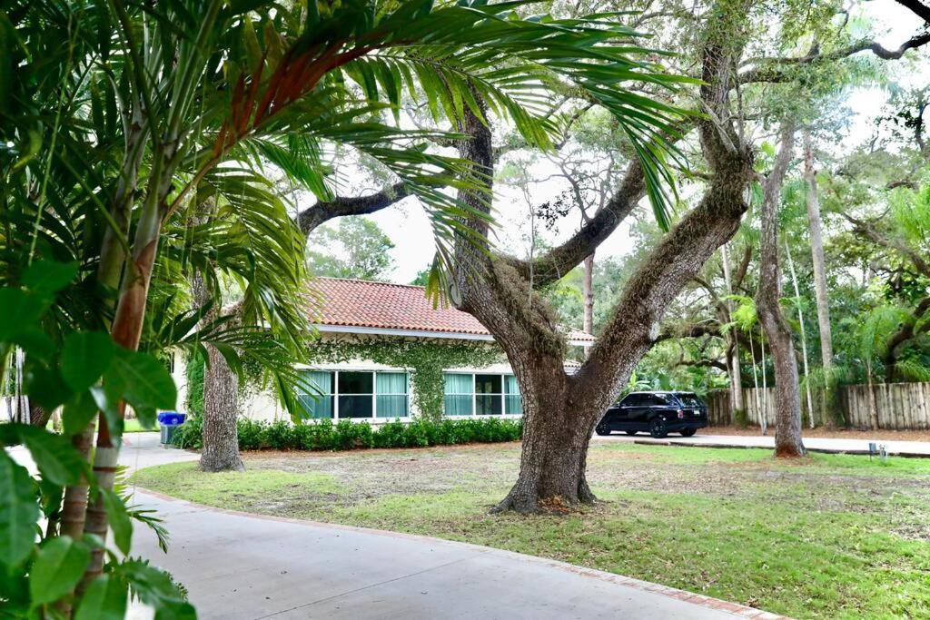 Spacious Tropical Oasis - 1/2 Acre In Heart Of Mia Holiday home *