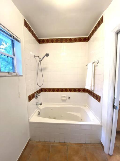 Spacious Tropical Oasis - 1/2 Acre In Heart Of Mia Miami