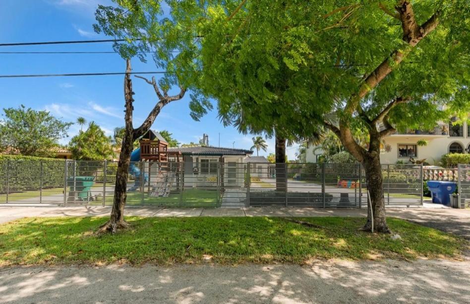 Cozy Triplex Centrally Located Vakantiehuis *