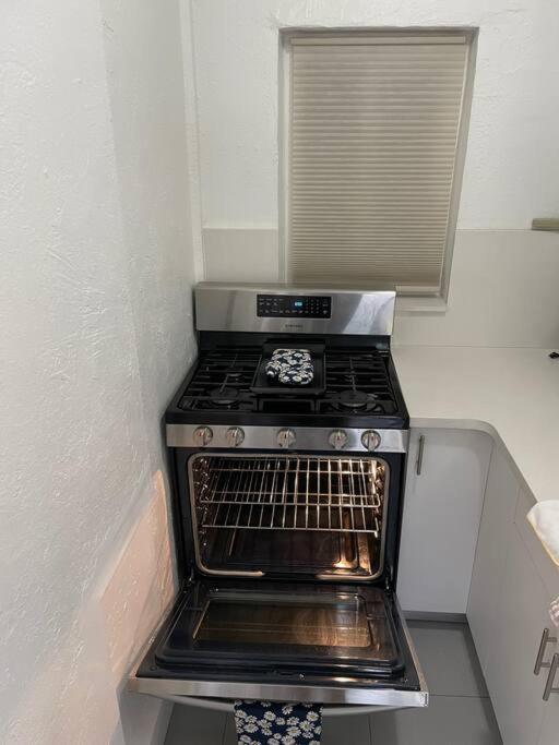 Comfortable Modern Apartment- Location. *