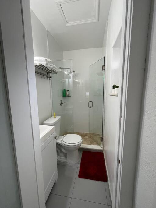 Comfortable Modern Apartment- Location. *