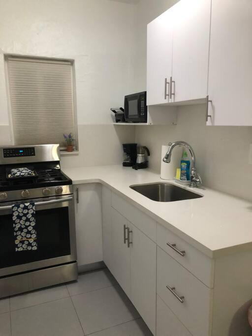 Comfortable Modern Apartment- Location.