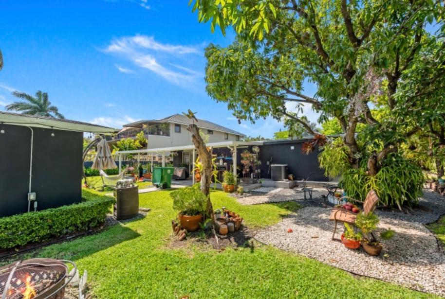 Cozy Triplex Centrally Located Vakantiehuis *