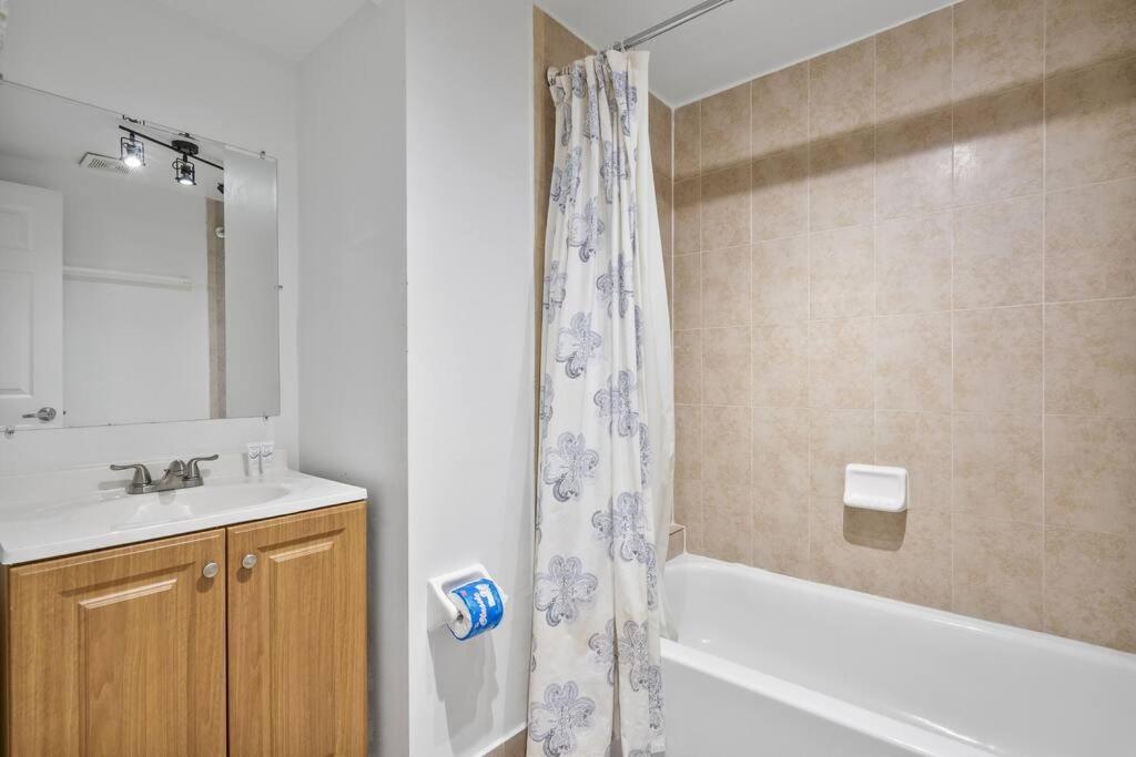 Appartement Near Airport 2 Story 2 Bedroom W/ Balcony *