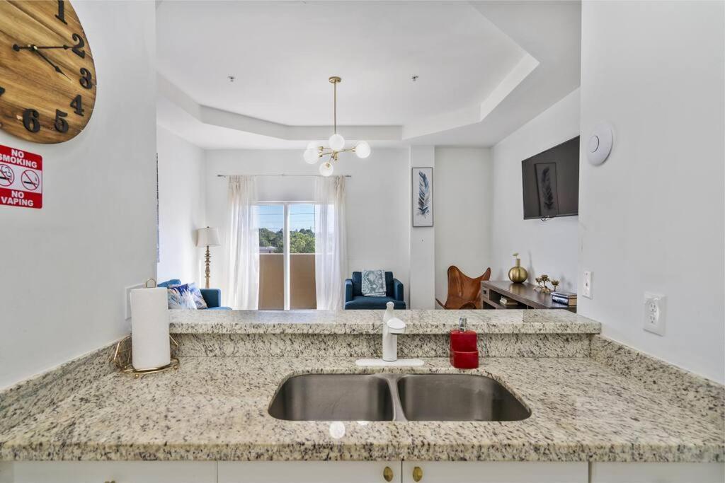 Appartement Near Airport 2 Story 2 Bedroom W/ Balcony