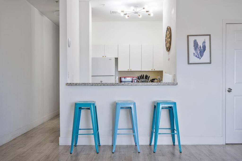 Near Airport 2 Story 2 Bedroom W/ Balcony Appartement *