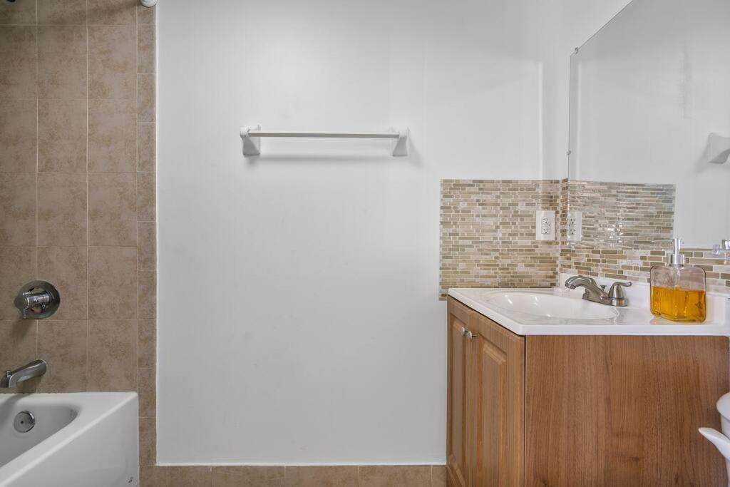 Near Airport 2 Story 2 Bedroom W/ Balcony Appartement *