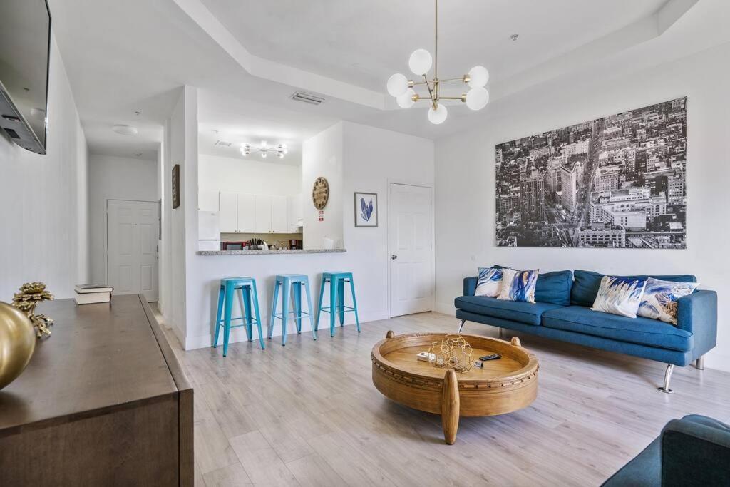Near Airport 2 Story 2 Bedroom W/ Balcony Appartement