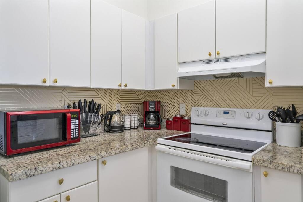 Near Airport 2 Story 2 Bedroom W/ Balcony Appartement