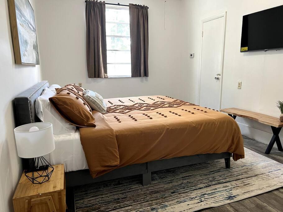 Lush Tropical Big Close To Airport, Calle 8, Coral Gables And Lots Amenities Holiday home
