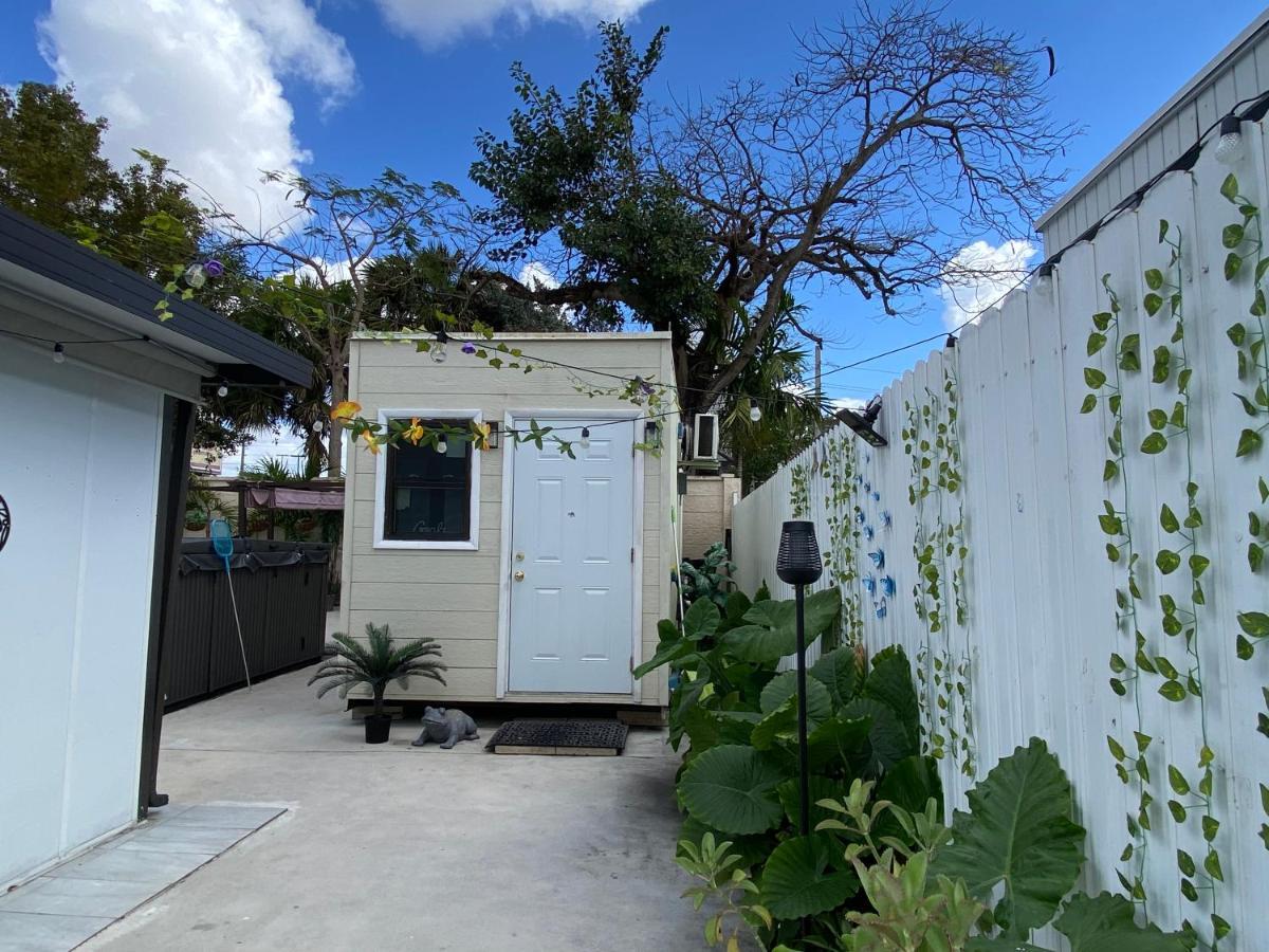 Tiny Place W Private Hot Jacuzzi 7 Min To International Airport Bed & Breakfast *