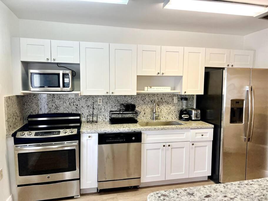 Holiday home Lush Tropical Big Close To Airport, Calle 8, Coral Gables And Lots Amenities Miami