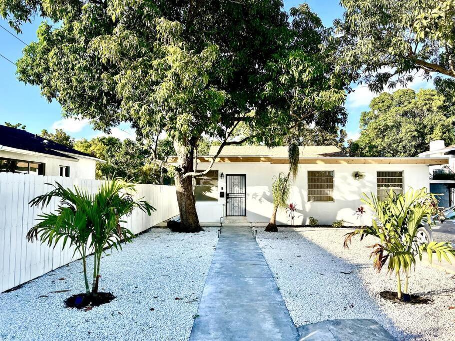 Lush Tropical Big Close To Airport, Calle 8, Coral Gables And Lots Amenities Holiday home