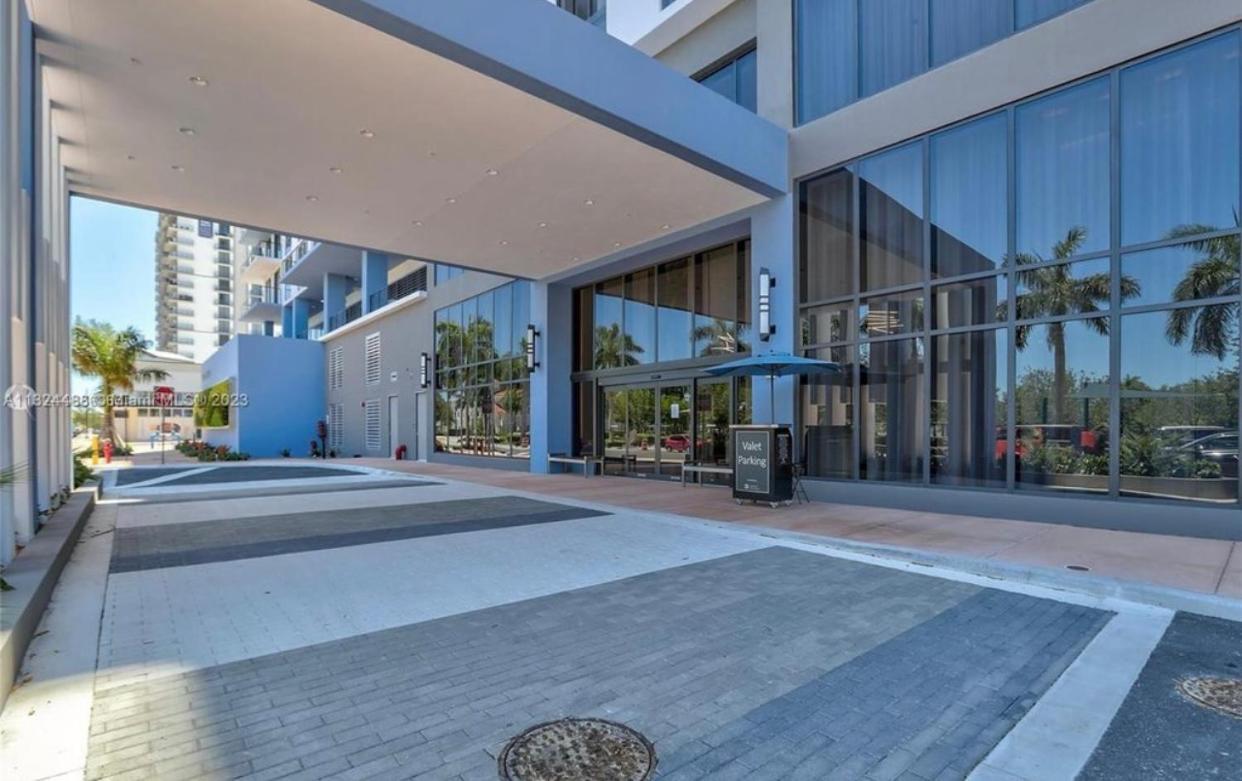 5350 Park Apartment *