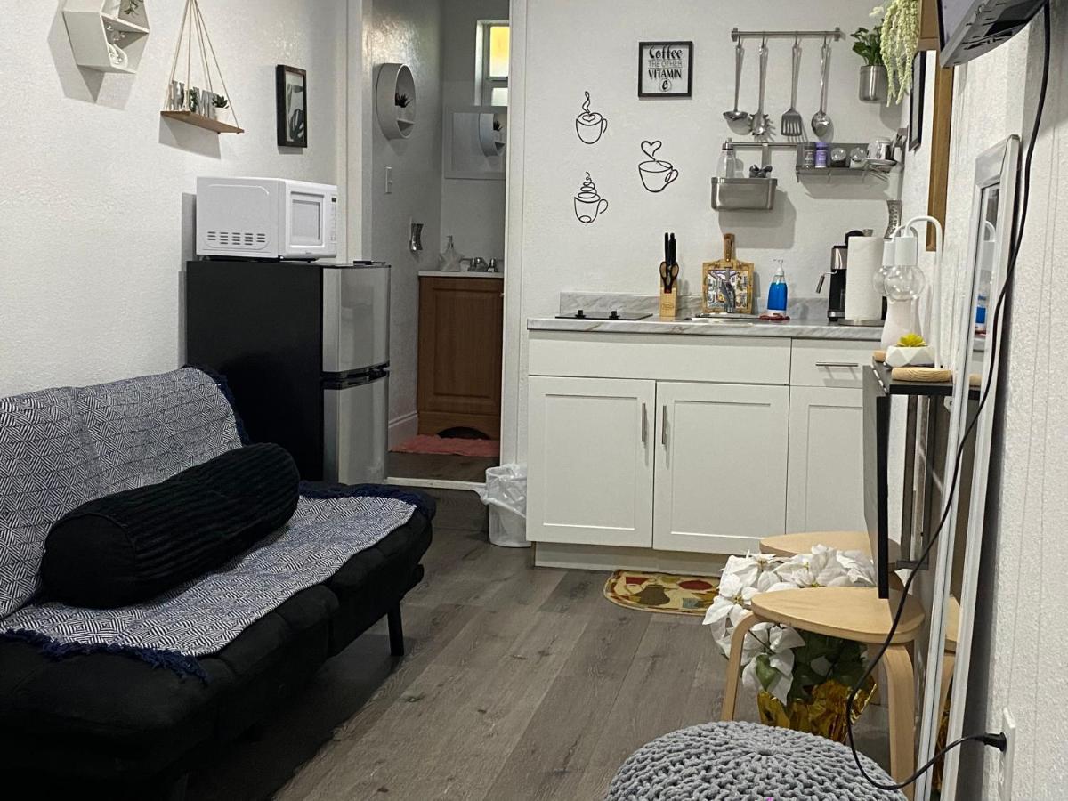Bed & Breakfast Tiny Place W Private Hot Jacuzzi 7 Min To International Airport