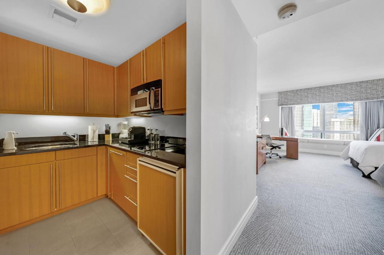 Four Seasons Studio Kitchen Hotel