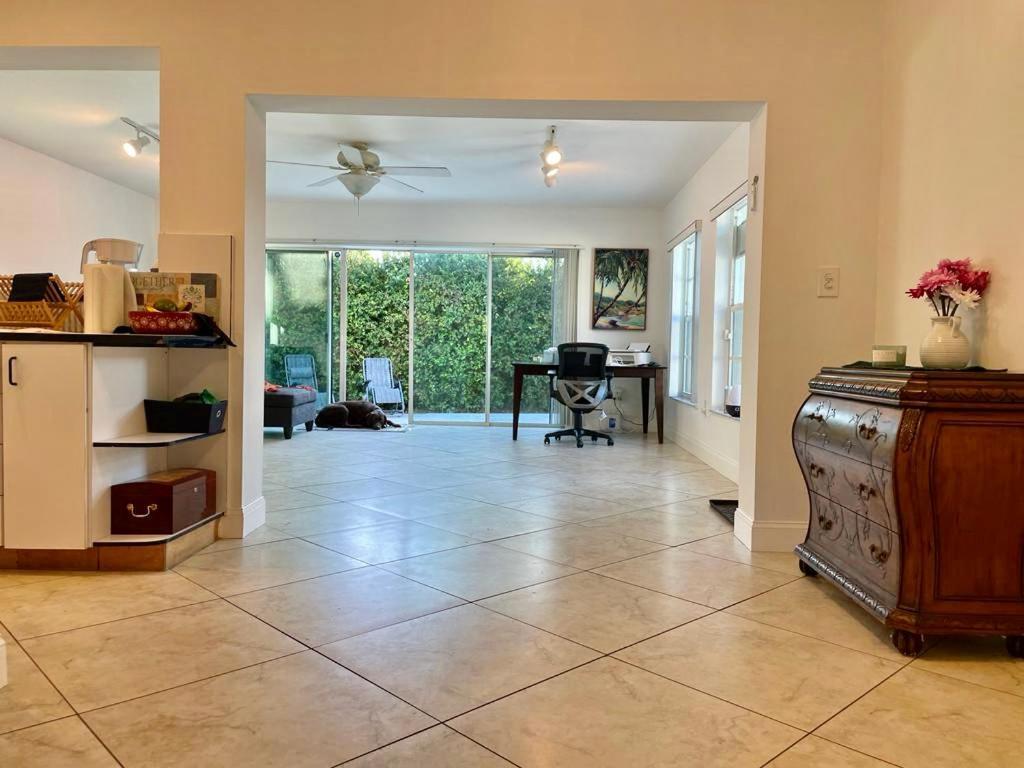 King's Courtyard View Homestay Miami