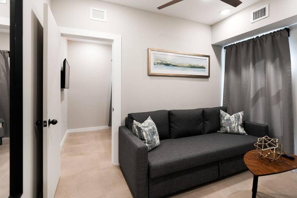 Elegant East Little Havana / Free Parking Apartment *