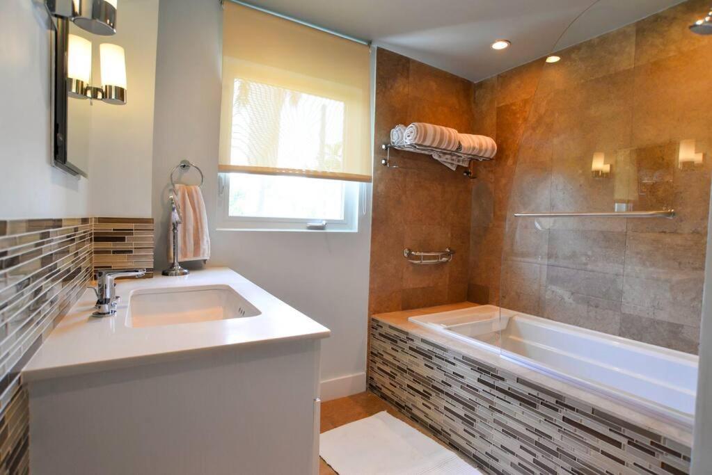Naomi - Luxury Design New * Miami