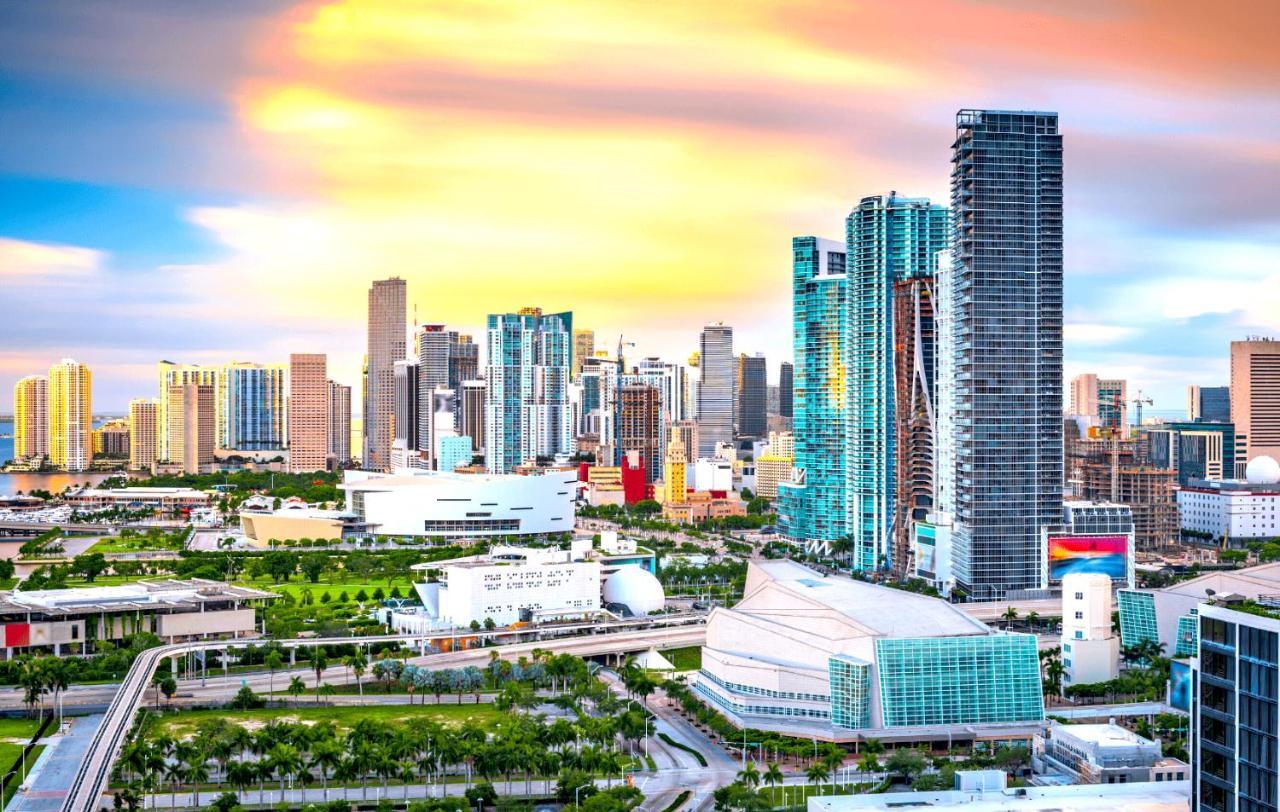 Experience The Perfect Life!! Centrally Located Luxury Condo! Apartment