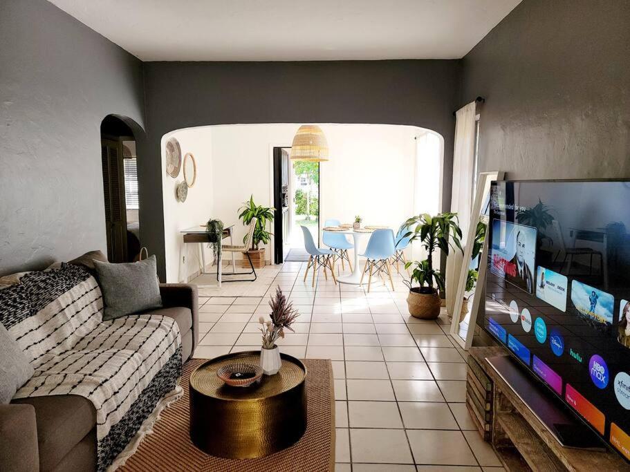 Tropical Charm Little Havana Calle Ocho 3