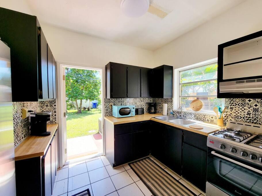 Tropical Charm Little Havana Calle Ocho 3