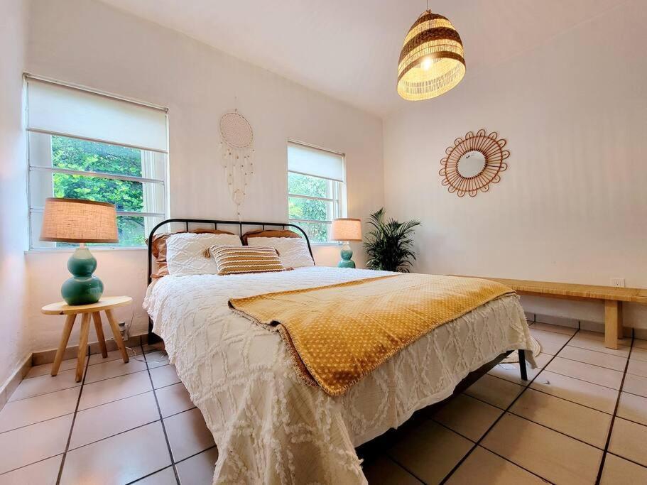 Tropical Charm Little Havana Calle Ocho 3 *