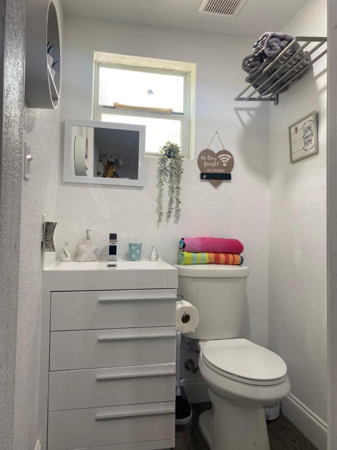 Tiny Place W Private Hot Jacuzzi 7 Min To International Airport Bed & Breakfast *