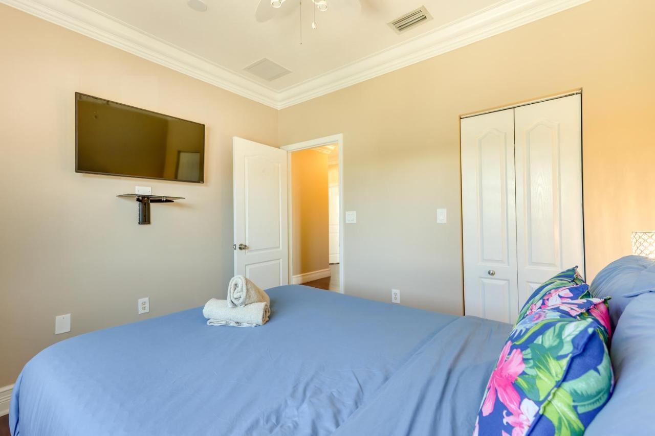 Vakantiehuis Spacious Retreat With Grill, Pool And Dock!