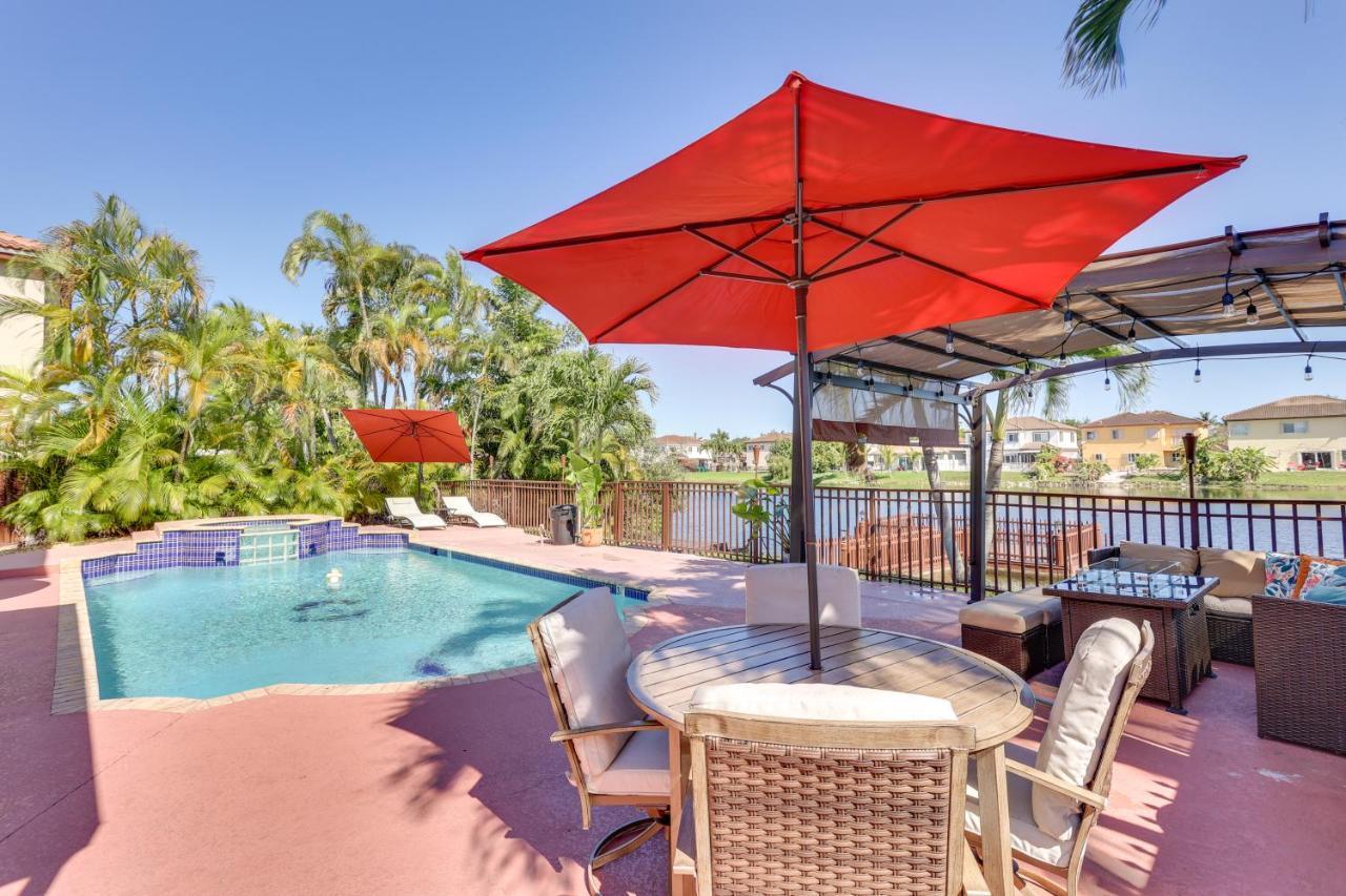 Spacious Retreat With Grill, Pool And Dock! Vakantiehuis
