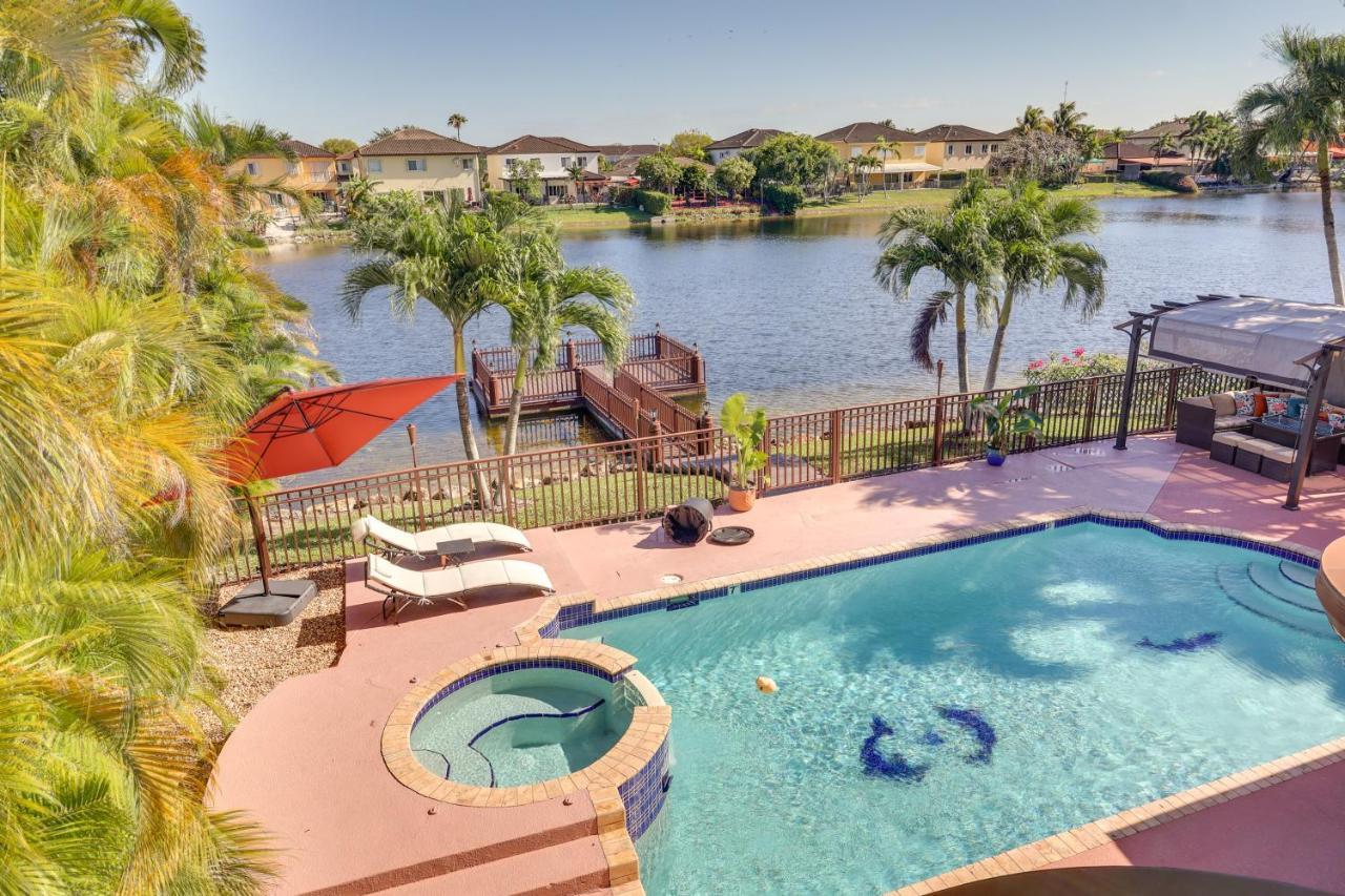 Vakantiehuis Spacious Retreat With Grill, Pool And Dock!