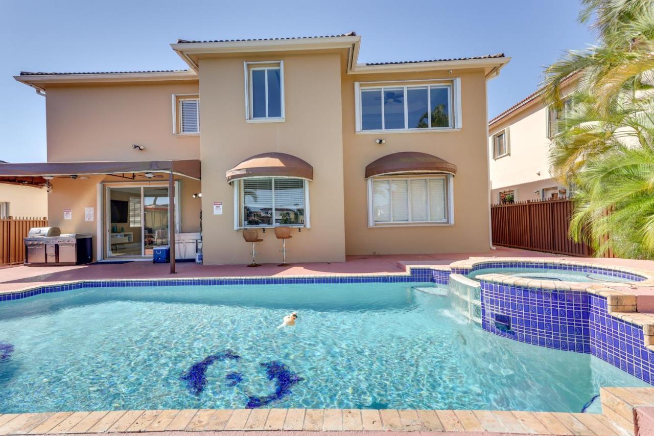 Spacious Retreat With Grill, Pool And Dock! Vakantiehuis