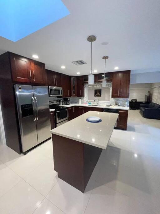 Modern Oversized 3 Bedroom In Location