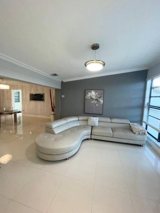 Modern Oversized 3 Bedroom In Location Miami