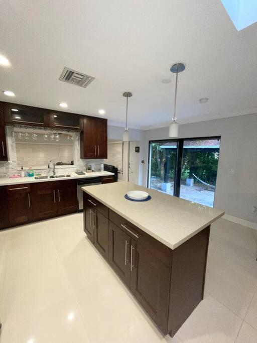 Vakantiehuis Modern Oversized 3 Bedroom In Location *