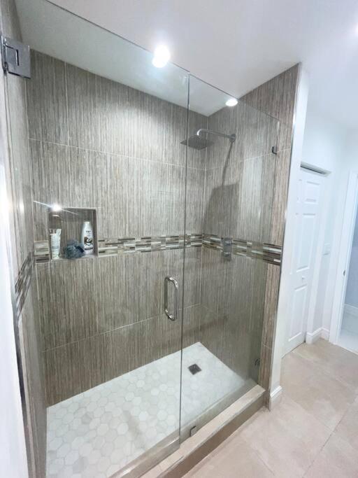 Modern Oversized 3 Bedroom In Location *