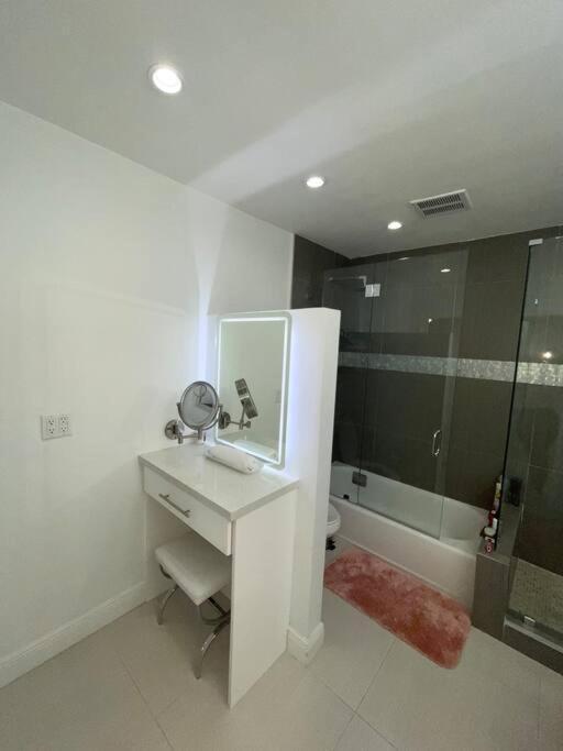 Vakantiehuis Modern Oversized 3 Bedroom In Location *