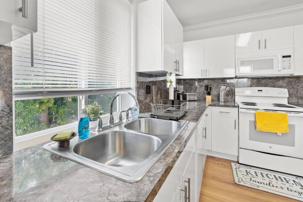 Appartement Comfy & Updated Centrally Located Minutes Away From Everything! *